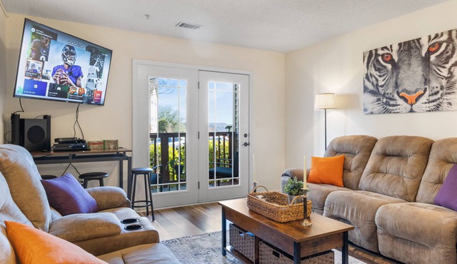Lakeside Clemson Condo With 4K/Surround Sound/Xbox/Coffee Bar/Private Bathrooms