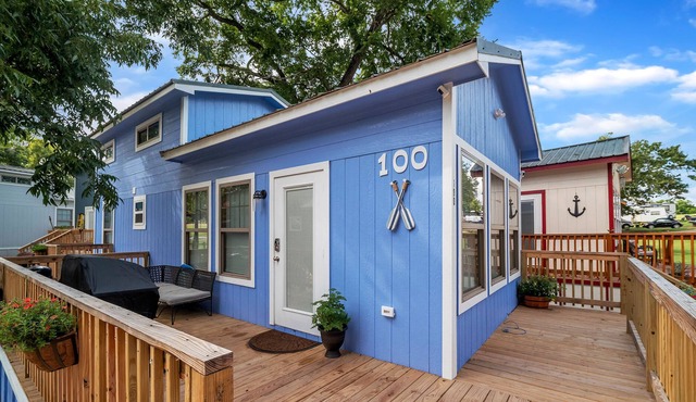 Lakeside Comfy King Bed Cottage Getaway in Conroe!