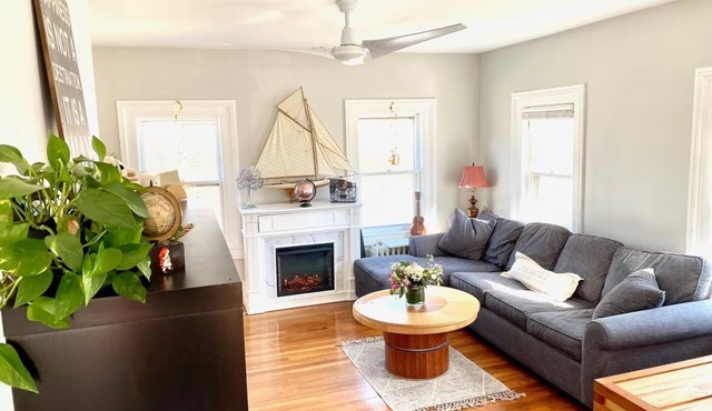 Lakeside Condo, 5min walk to charming small town and 20min train to Boston