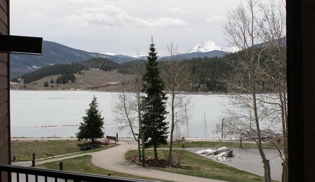 Lakeside condo on spectacular Lake Dillon