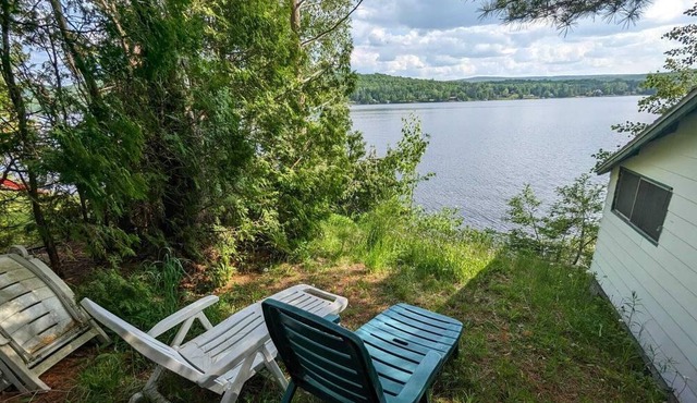 Lakeside cottage in Eastern Townships