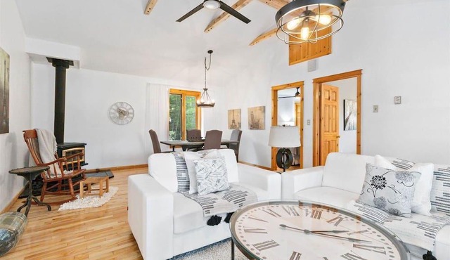 Lakeside cottage with private beach