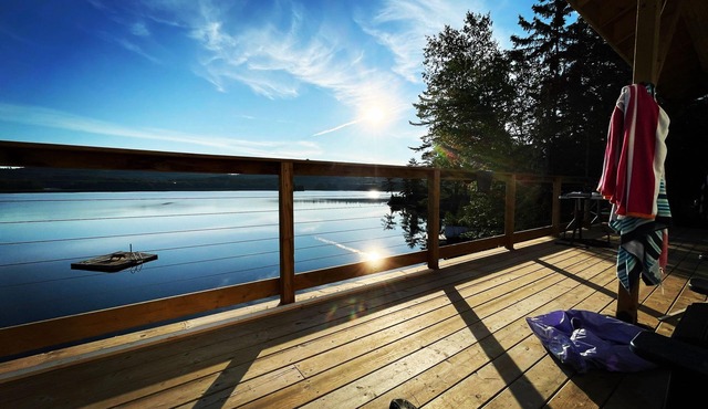 Lakeside cottage at Upper Island Lake