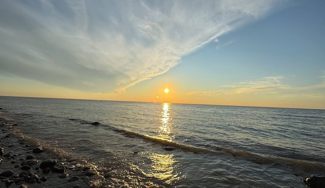 Lakeside Cottage Retreat – Stunning Sunsets & Waterfront Fun