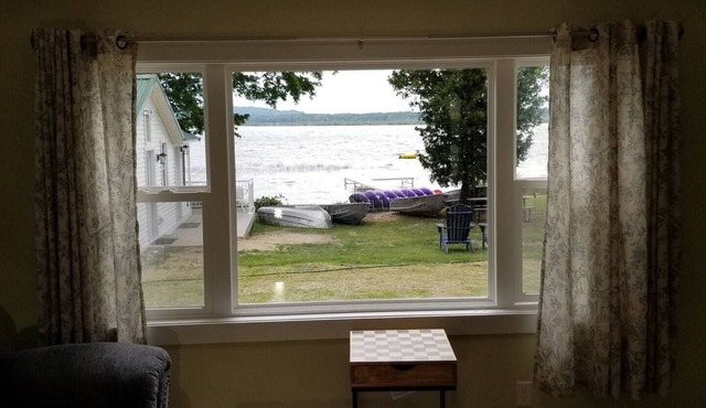 Lakeside Cottage #4, Waterfront , AC, Newly Remodeled, 8 Kayaks, 4 SUP, Rowboats