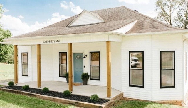 Lakeside Cottage- boat Parking! Walking distance to Marina!