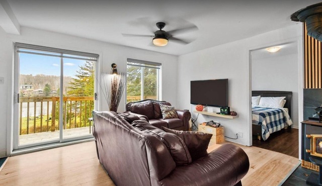 Lakeside cottage on Lake Siesta - peaceful pet-friendly haven