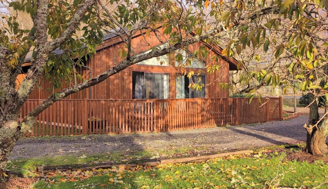 Lakeside Cottage -Coastal Retreat–30+ Day Stay; Creatives, Remote Workers & More