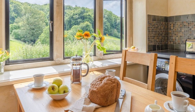 Lakeside Cottage, Cranham, Near Cheltenham - sleeps 4 guests in 2 bedrooms