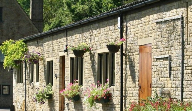 LAKESIDE COTTAGE, family friendly, with open fire in Painswick
