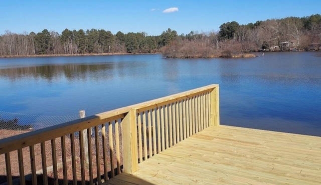 Lakeside Cottage , Fish from your back deck!