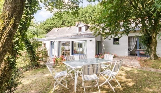 Lakeside cottage with enclosed garden, fireplace, and Wifi in Joué-sur-Erdre