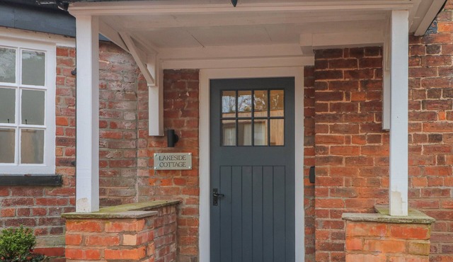 LAKESIDE COTTAGE, family friendly, with a garden in Macclesfield