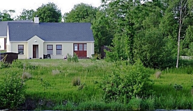 Lakeside Cottage In Kesh with panoramic views over Lough Erne,