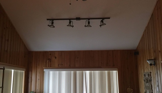 Lakeside Cottage Located In The Heart of the Laurentians (near St Agathe)