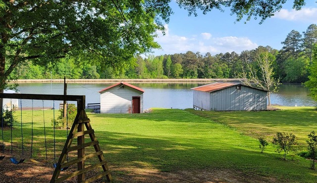 Lakeside Cottage on Lake Guntersville. AL