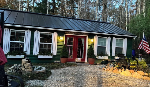 Lakeside cottage on Lermond Pond. Eclectic mix of antiques and art. AC