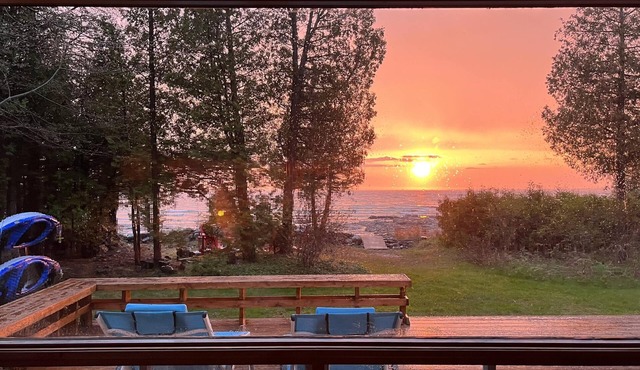 Lakeside Cottage - Serene Getaway with Breathtaking Sunsets - Pet Friendly