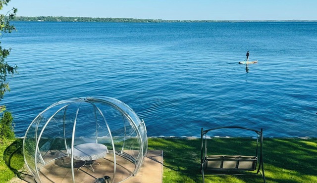 Lakeside Cottage-Tranquil Retreat by the Water