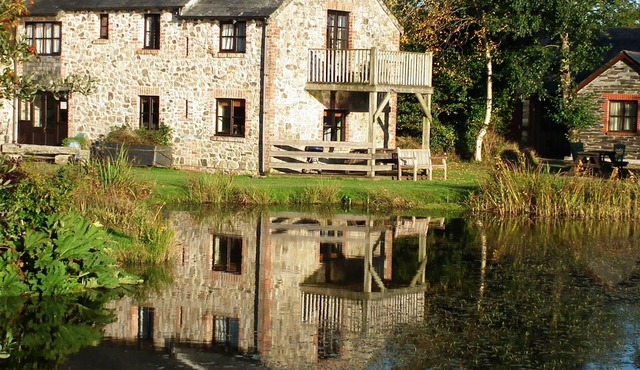 Lakeside cottage - tranquil water views, free fishing & hot tub