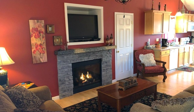 Lakeside Cottage - upgraded hot tub! - near KY Bourbon Trail