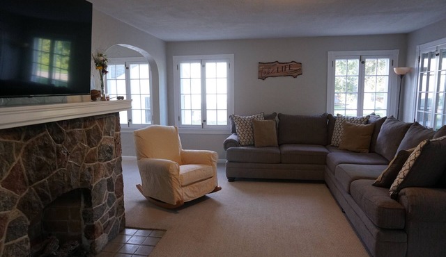 Lakeside cottage, steps away from the lake, perfect for family and friends