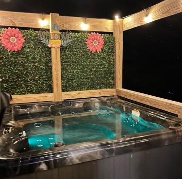 Lakeside cottage w/3 bed, 2 bath & spectacular view!