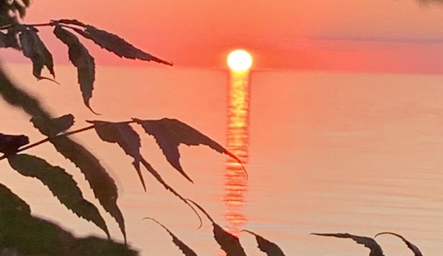 Lakeside Cottage w/Private Beach and Sunset Views-Niagara