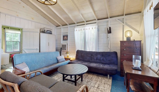 Lakeside cottage, waterfront, boat ramp, dock, kayaks, SUP, bbq, firepit, wifi