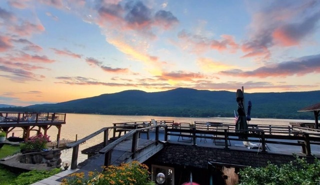 Lakeside Cottage with Mountain Views