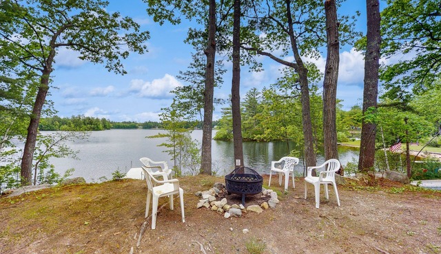 Lakeside cottage with beautiful water-views and outdoor fire pit