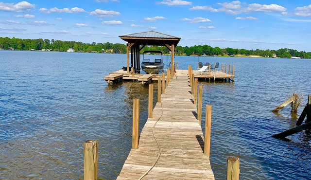 Lakeside Cottage with dock, 3BR and 1BA