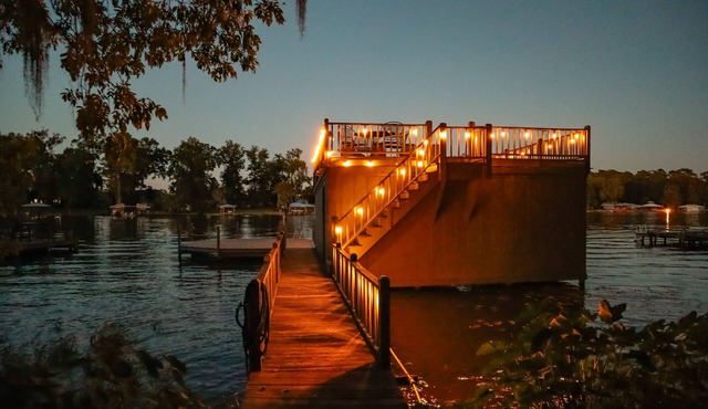 Lakeside cottage with dock access, hammock, updated interior, W/D, and AC