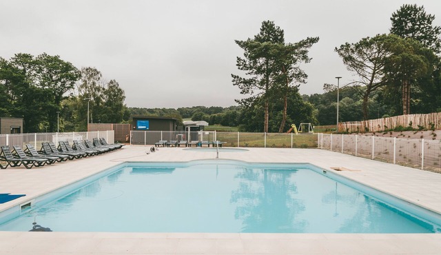 Lakeside Cottage with Seasonal Pool and WIFI