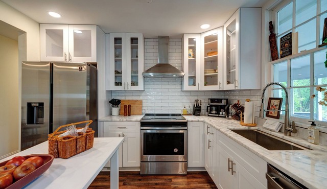 Lakeside Country Cottage – Charming Waterfront 3 BDR w/Amazing Views!