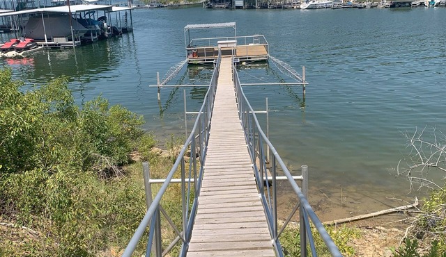 Lakeside Country Cabin with private dock!