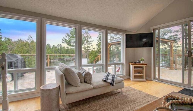 Lakeside Cove - Three Bedroom Cottage, Sleeps 10