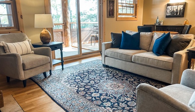 Lakeside, cozy cottage suite, perfect for couple!