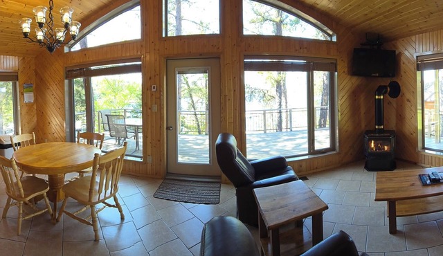 Lakeside deluxe 2 bedroom cottage