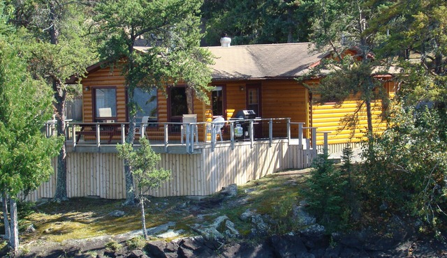 Lakeside Deluxe 3 Bedroom Cottage - Sioux Narrows