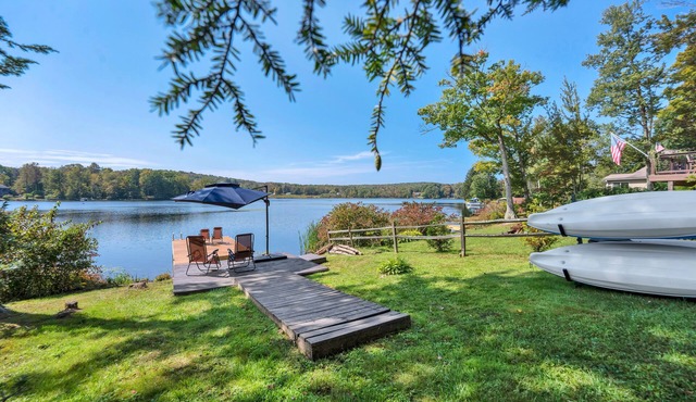 Lakeside, Dock, Hot Tub, Arcade, Piano, Kayaks, Playset, Fireplace, Fire Pit, 2 King Beds - 75" TV