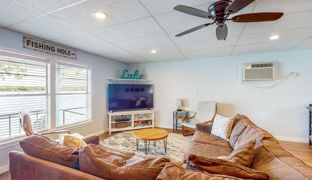 Lakeside dog-friendly retreat with covered patio