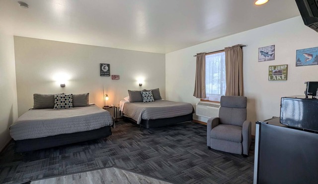 Lakeside Double Queen Suite | Upper-Level Retreat
