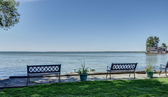 Lakeside Escape 3-Bedroom Bungalow with a Hot Tub