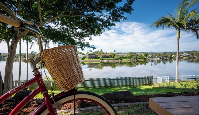 Lakeside Escape | Waterfront Stay near Burleigh