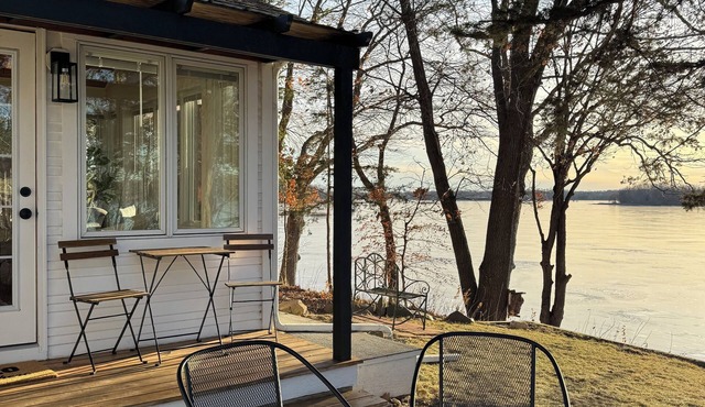 Lakeside Escape: Cozy Cabin, 1 Hr from City!