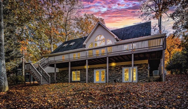 Lakeside Escape- it is a quiet and peaceful space, with beautiful views!