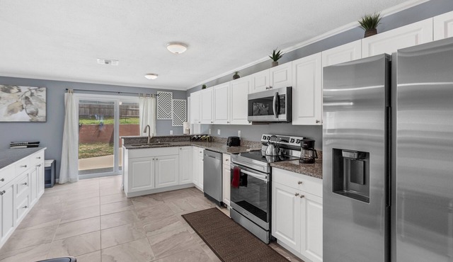 Lakeside Escape - Modern & Spacious - Ace Location