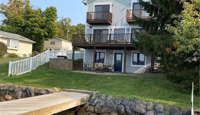LakeSide Escape on Canandaigua Lake : Finger Lakes