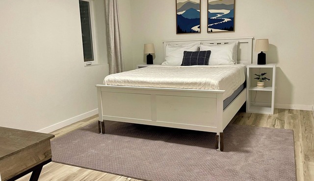 Lakeside Escape on Madison Lake- 5 bdrm home, near Mankato